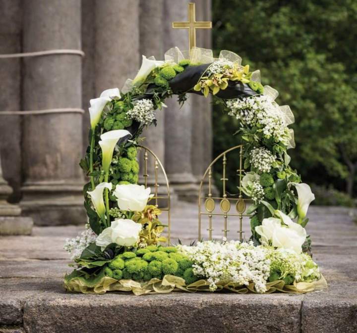 Salut à la mémoire avec des fleurs choisies